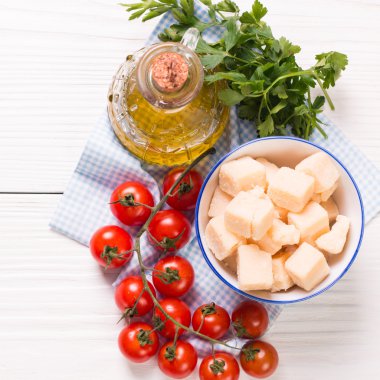 peynir, domates, yağ ve taze maydanoz-malzemeler salata için