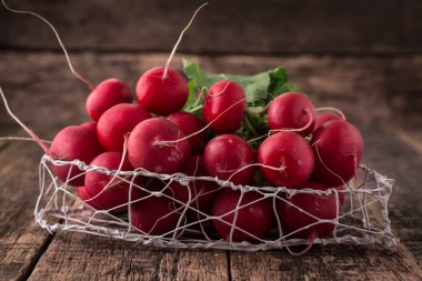 Vintage sepet arka planda turp sağlıklı sebze taze rustik hasat