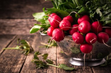  metal bir kevgir, ahşap bir vintage tablo sağlıklı gıda taze sebze