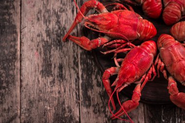 eski ahşap zemin üzerine haşlanmış taze kerevit