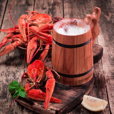 haşlanmış kerevit ve bira ahşap arka plan üzerinde