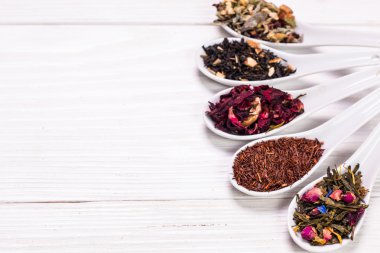 Kuru çay ahşap bir masa, sağlıklı içecek yelpazesine