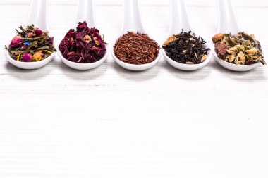 Kuru çay ahşap bir masa, sağlıklı içecek yelpazesine