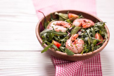 Yeşil salata karides ahşap table.healthy gıda ile