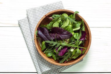 Ispanak, ruccola, marul ahşap masa üzerine taze yeşil salata.