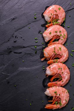 taze karides soğan ve limon ile servis