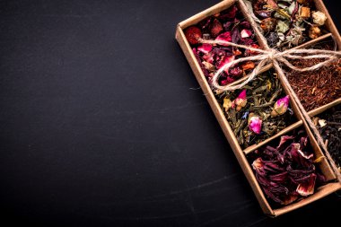 Kuru çay ahşap bir masa, sağlıklı içecek yelpazesine