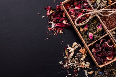 Kuru çay ahşap bir masa, sağlıklı içecek yelpazesine