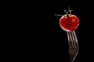 Domates izole siyah damla ile tek