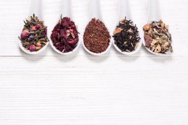 Kuru çay ahşap bir masa, sağlıklı içecek yelpazesine