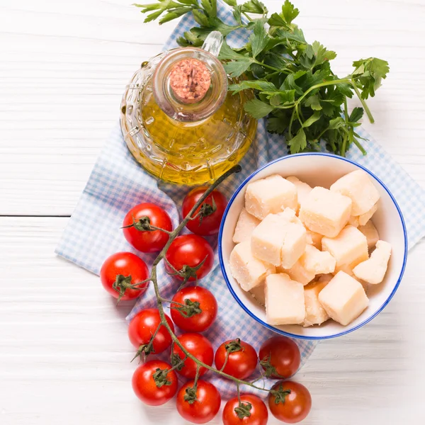 Ser, pomidory cherry, olej i świeżej pietruszki składniki sałatka — Zdjęcie stockowe