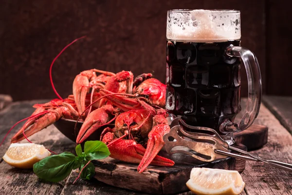 Langusta vařená a pivo na dřevěné pozadí — Stock fotografie