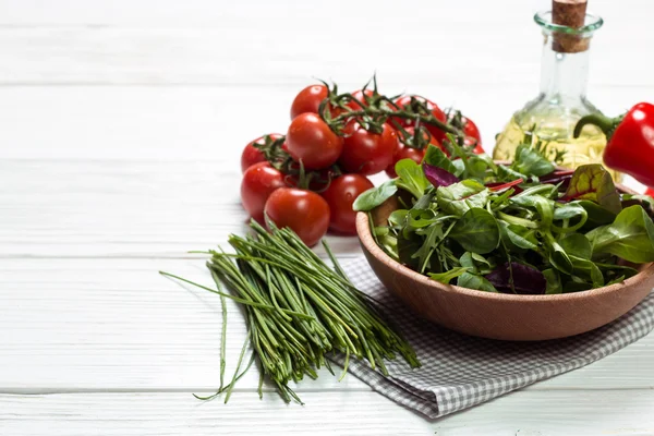 Ensalada verde fresca con espinacas, ruccola, lechuga sobre mesa de madera . —  Fotos de Stock