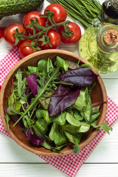 Salade verte fraîche aux épinards, ruccola, laitue sur table en bois . — Photo