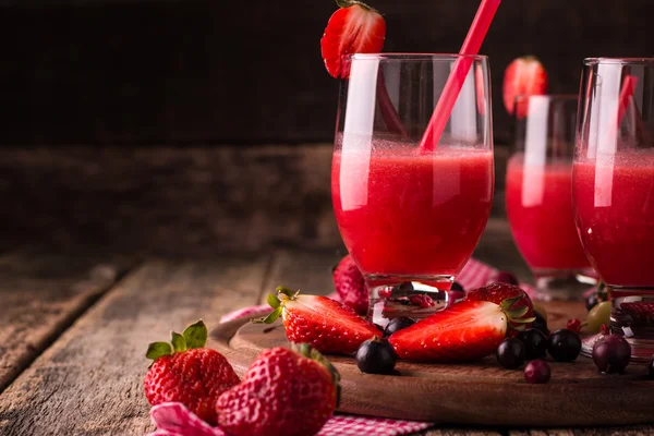果物やベリー類、木製の背景、健康に新鮮な冷たいスムージーのグラス デトックス飲み物 — ストック写真