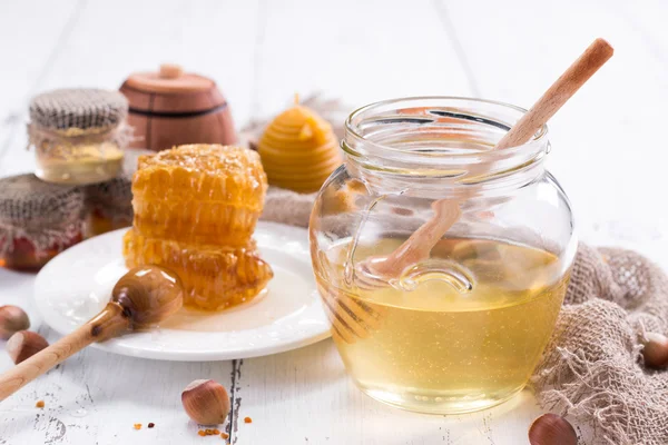 Toples madu dengan sarang madu di atas meja kayu — Stok Foto