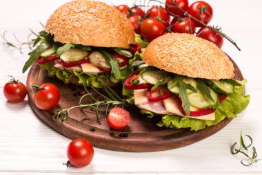 antika ahşap zemin üzerine ev yapımı hamburger