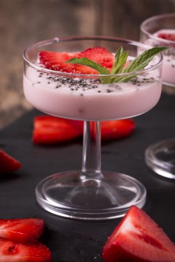 Chia tohum çilek yogourt Vejetaryen Gıda, beslenme ve sağlık kavramı ile sağlıklı kahvaltı ya da sabah snack