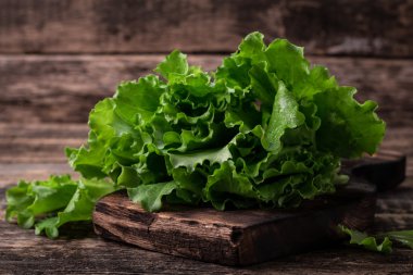 ahşap masa, sağlıklı gıda marul yaprakları