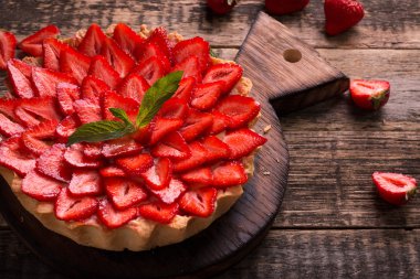 Çilek ve krema ahşap antika tablo ile tart