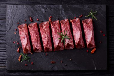 Fesleğen ve şarap, seçici odak ile lezzetli salam