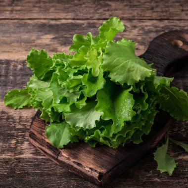 ahşap masa, sağlıklı gıda marul yaprakları