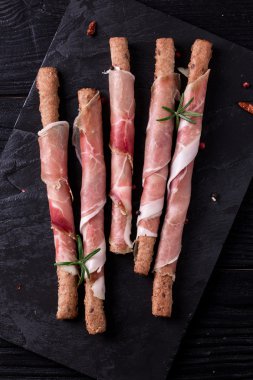 Baharat ile İtalyan mutfağının lezzetli salam dilimleri kıvrılmış 