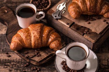Kahve ve kruvasan ahşap antika tablo ile Kahvaltı
