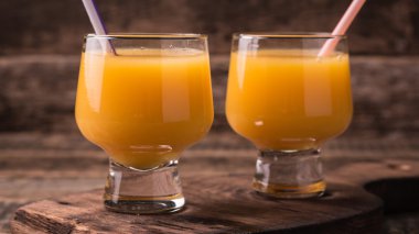 Narenciye suyu ve meyve ahşap arka plan üzerinde. 