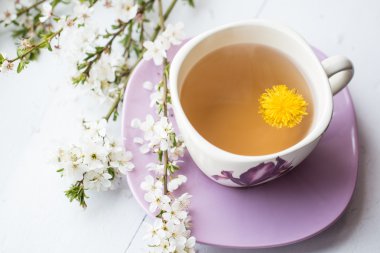 Pencere whith bahar çiçek yanında sıcak bir içecek Kupası