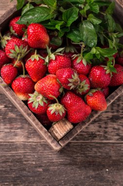 Ahşap antika tablo kutusunda taze çilek