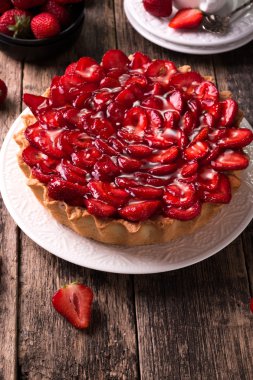 Çilek ve krema ahşap antika tablo ile tart