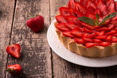 Çilek ve krema ahşap antika tablo ile tart