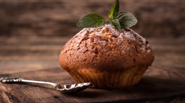 Lezzetli kek kiraz ve vintage ahşap zemin üzerine nane ile