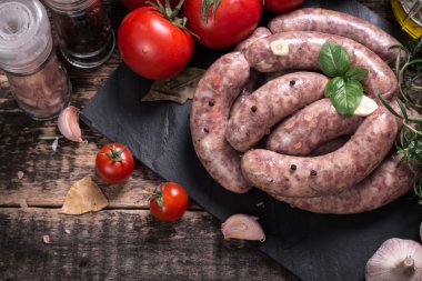 Taze kasap et ürün yelpazesine ahşap masa üzerinde taze biberiye ile süslenmiş kesmek