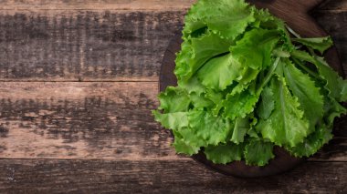 ahşap masa, sağlıklı gıda marul yaprakları