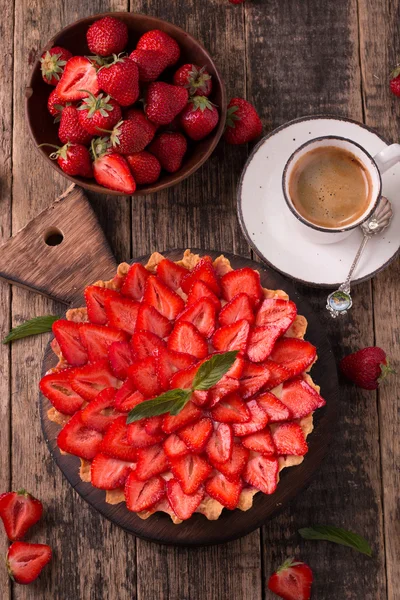 Tarta con fresas y crema batida sobre mesa vintage de madera — Foto de Stock