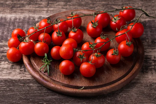 Cherry rajčata na dřevěném pozadí — Stock fotografie