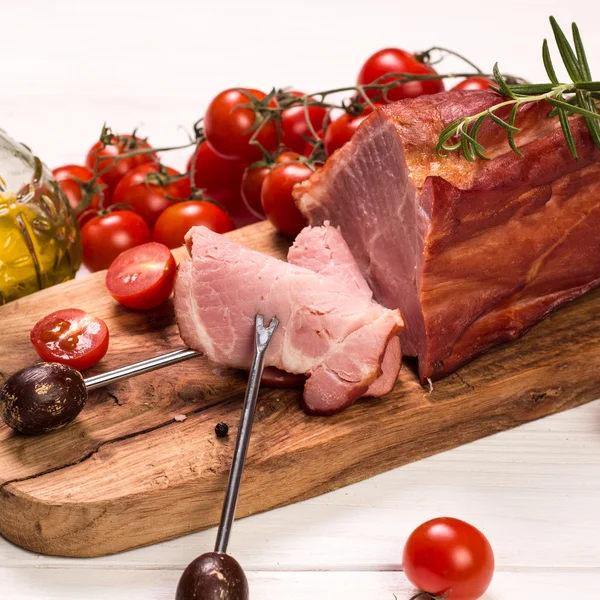 Bandeja de catering antipasto con salami y carne sobre fondo de madera — Foto de Stock