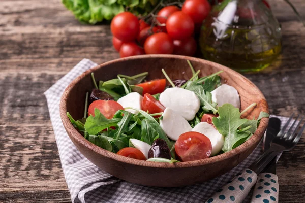 Salada com queijo mussarela, comida saudável — Fotografia de Stock