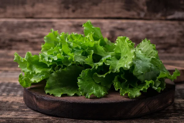 Salladsblad på träbord, hälsosam mat — Stockfoto