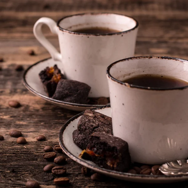 Kaffe kopp med rostade bönor på trä bakgrund — Stockfoto