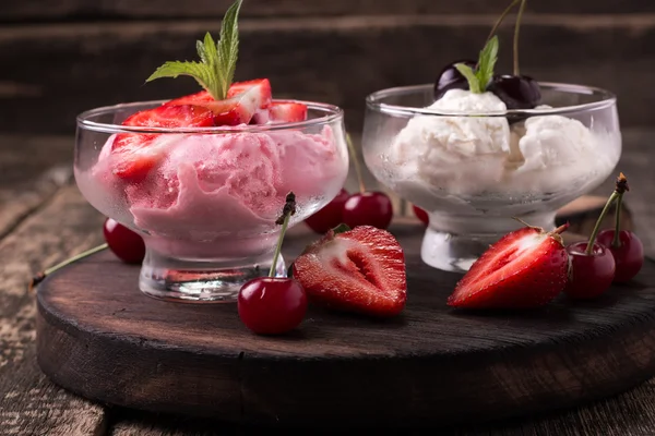 Deliziose ciotole di gelato alla fragola e vaniglia con menta — Foto Stock