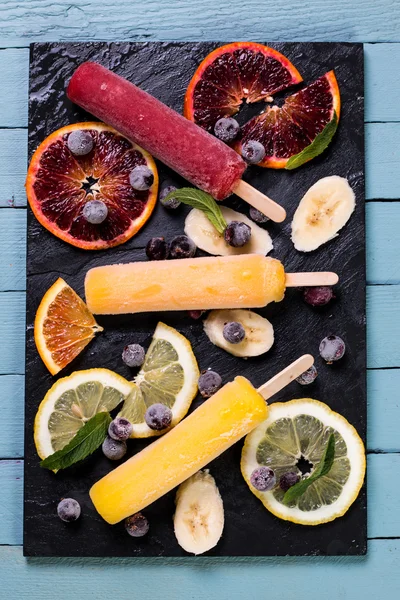 Ghiaccioli colorati con frutta fresca. Gelato rinfrescante estivo — Foto Stock