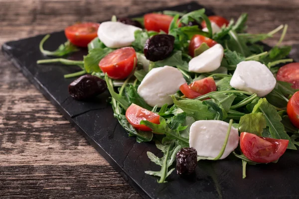 Salade au fromage mozzarella, aliments sains — Photo