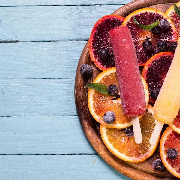 Paletas de colores con frutas frescas. Helado refrescante de verano —  Fotos de Stock