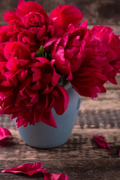 Bouquet of red peonies, copy space on wooden background — Stock Photo, Image