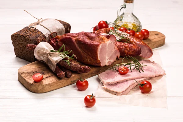 Meze tabağı salam ve ahşap arka plan üzerinde et catering