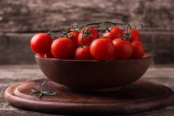 Cherry rajčata na dřevěném pozadí — Stock fotografie