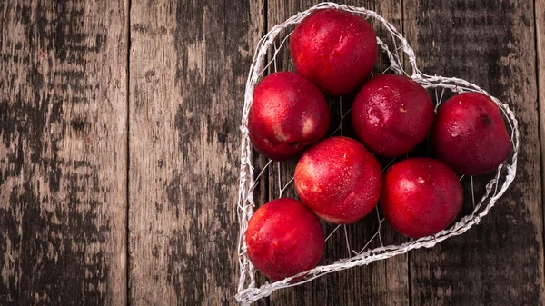 Zoete verse rijpe nectarines op houten tafel — Stockfoto